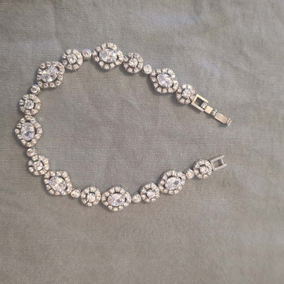 Stauer Diamondaura Sparkler Set - Necklace, Earrings and Bracelet - Picture 2 of 3